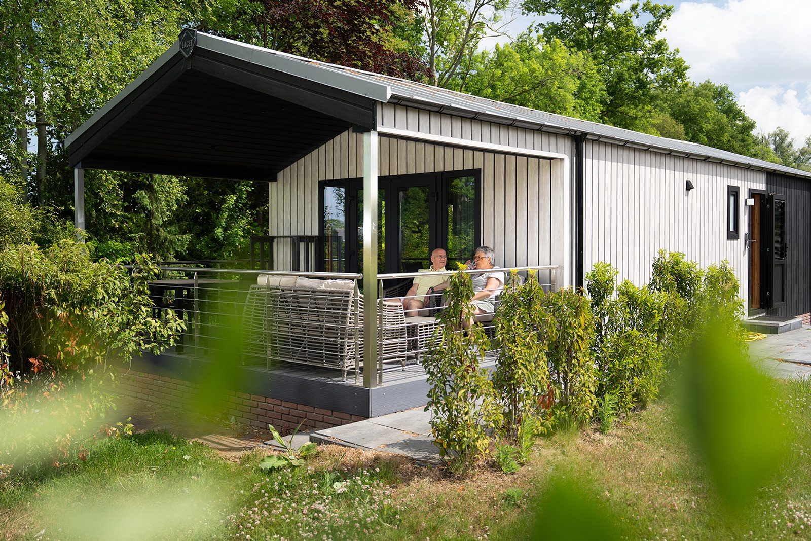 Lichte woonkamer van de Terras Lodge