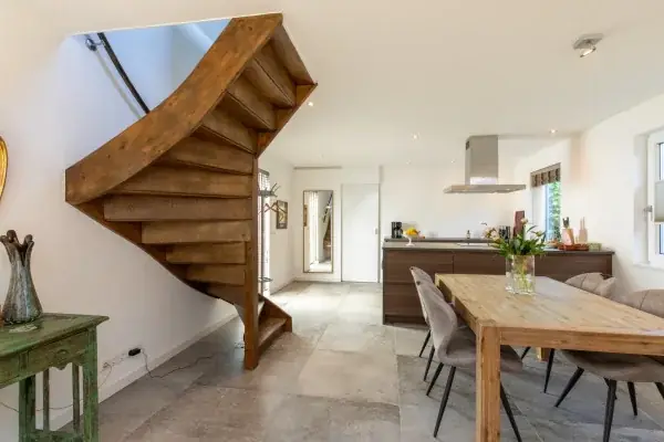 Innenansicht eines Ferienhauses in Grijpskerke mit Wohnbereich und offener Küche