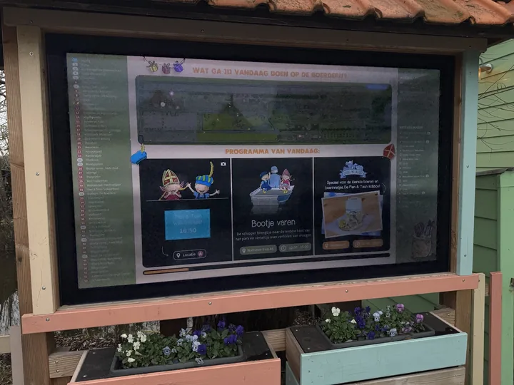 Digitaal informatiebord met het dagprogramma van de Avonturenboerderij