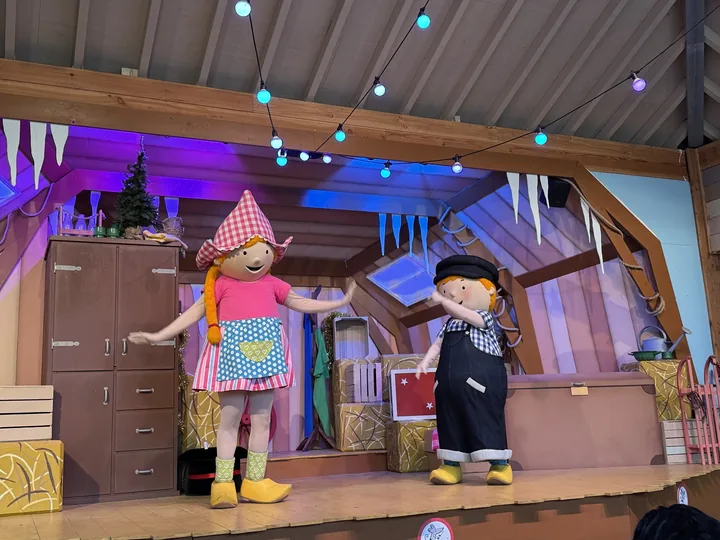 Fien en Teun tijdens een voorstelling op de boerderij