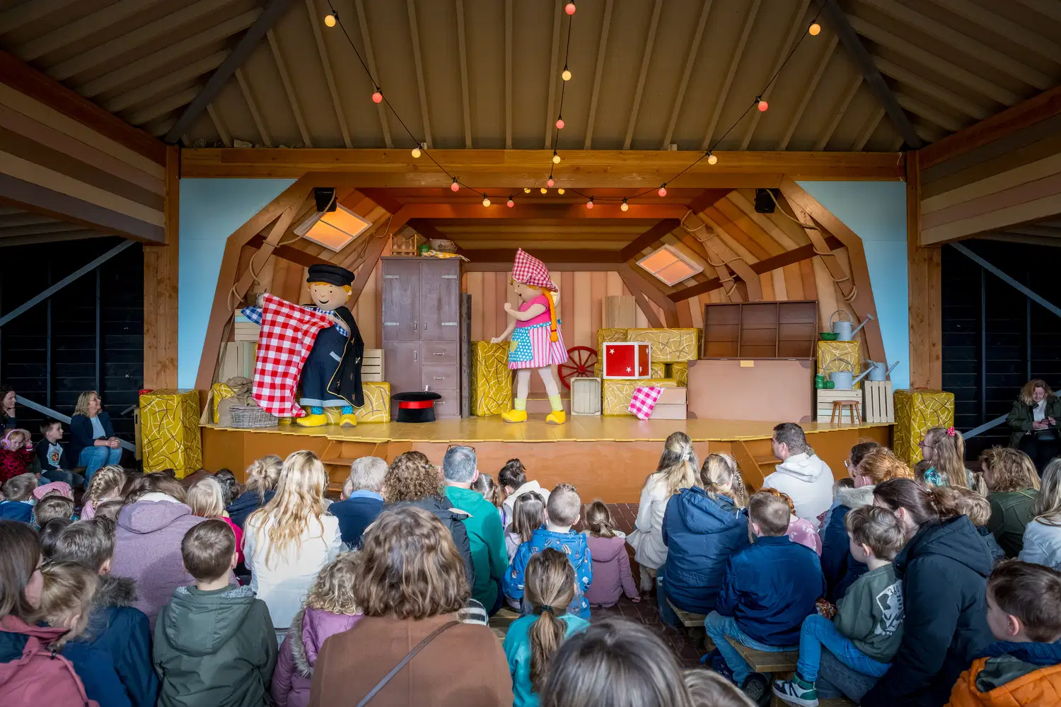Fien en Teun op het podium tijdens een show voor gezinnen