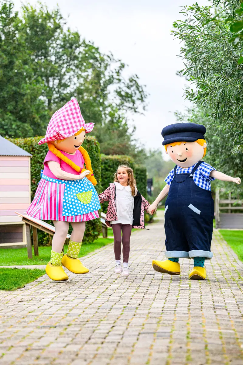 Fien en Teun bij een gezinsmoment op de boerderij