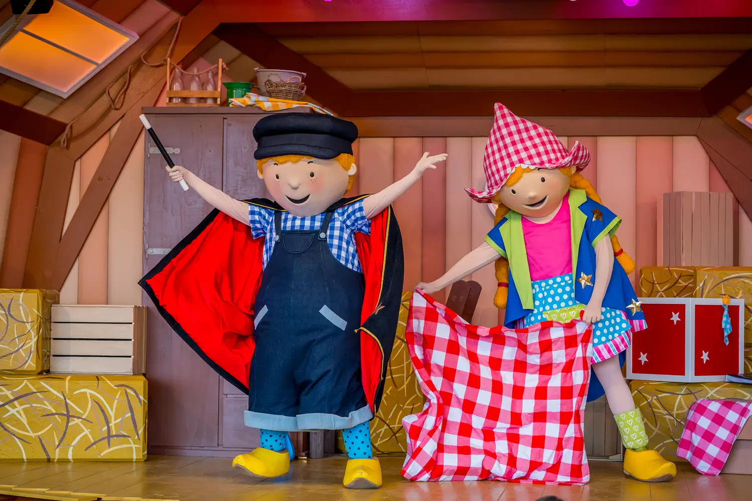 Fien en Teun ontmoeten kinderen op het podium