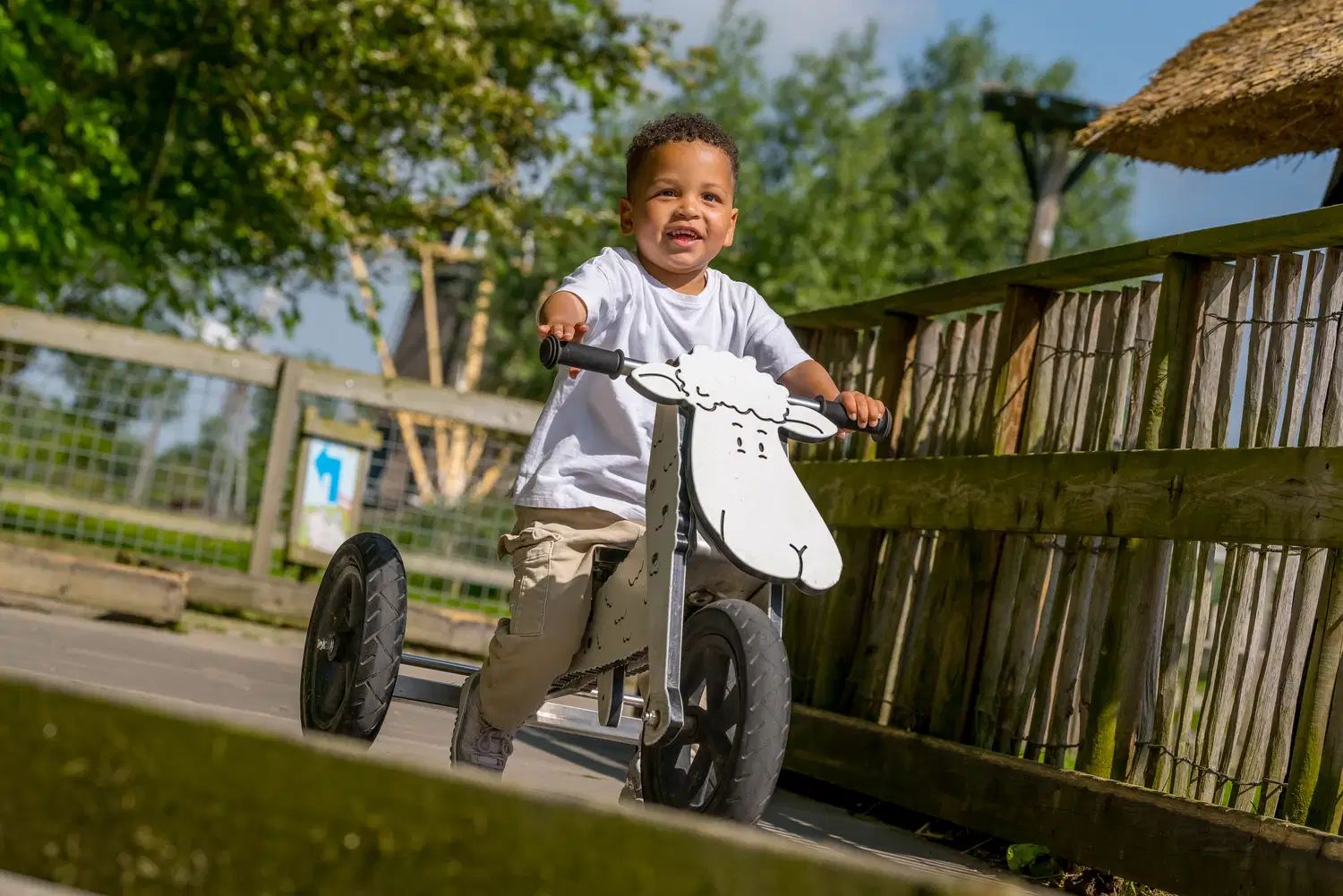 Jong kind speelt buiten op de boerderij