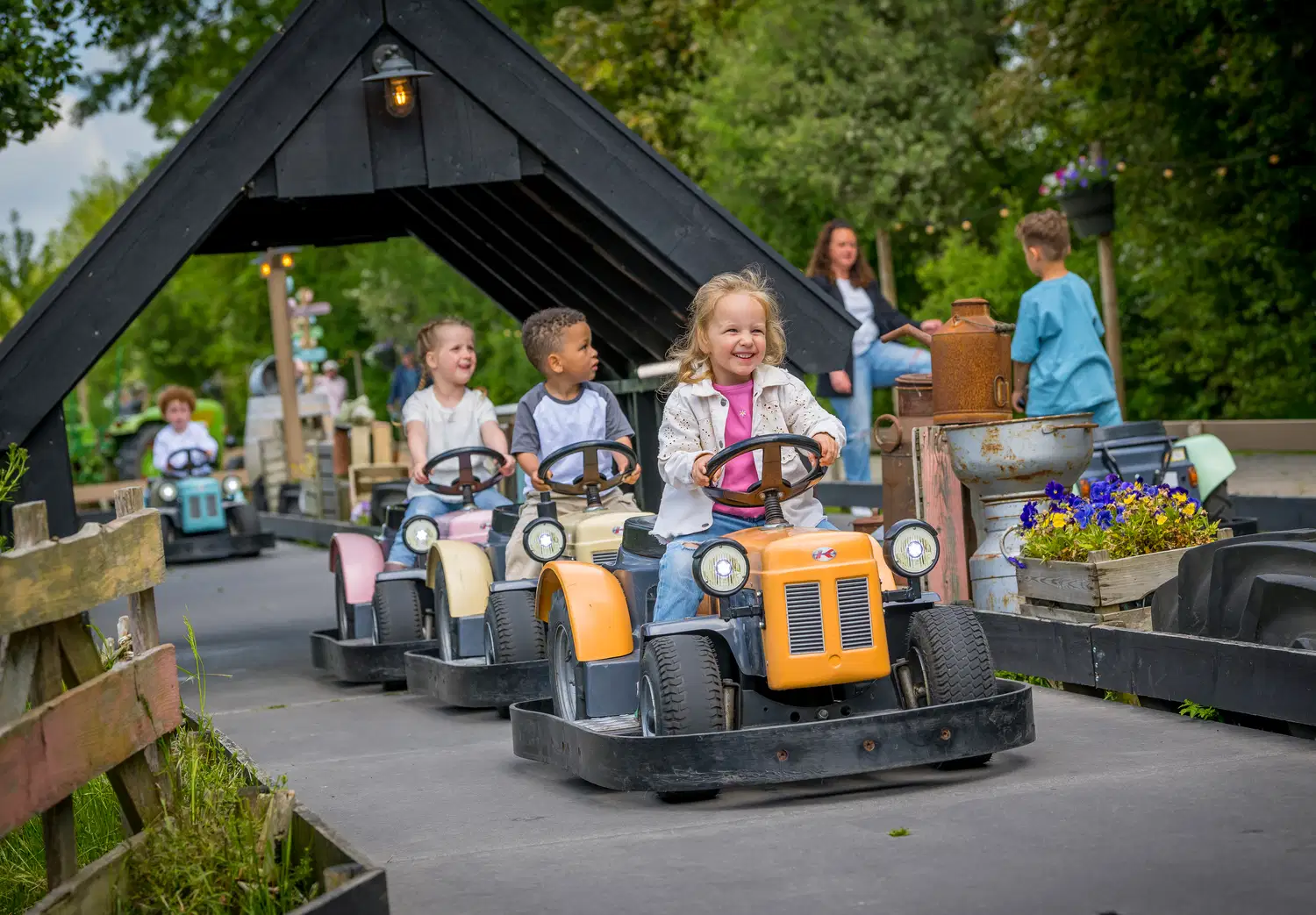 Kinderen rijden in kleine trekkertjes
