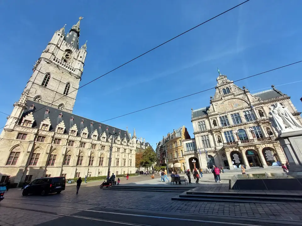 Eigen foto van het Belfort van Gent links en de Koninklijke Nederlandse Schouwburg (NTGent) rechts aan het Sint-Baafsplein