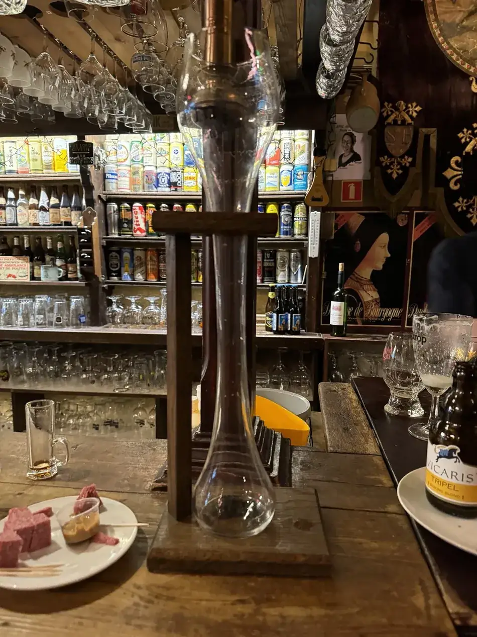 Onze eigen foto van het bijzondere interieur en het grote glas in café De Dulle Griet in Gent