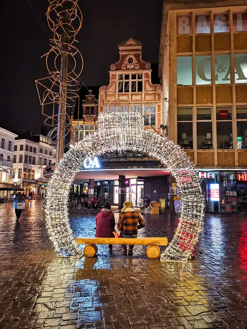 Aangeleverd sfeerbeeld van een verlichte lichtboog op een plein in Gent in de avond