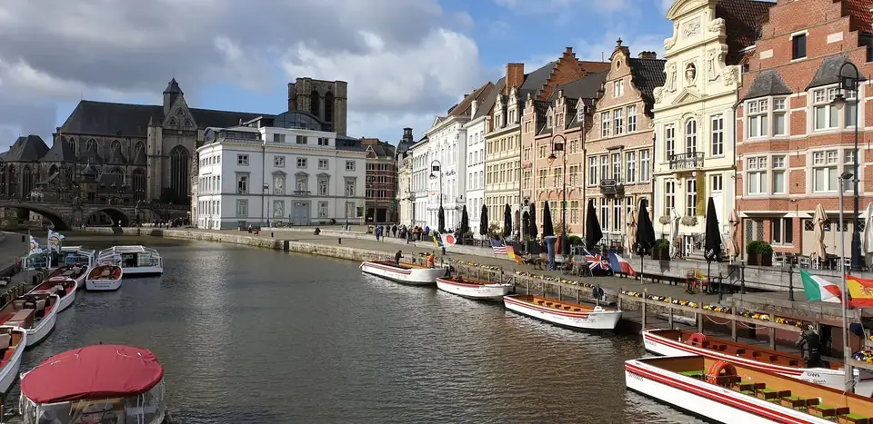Eigen foto van de Graslei en de Leie in Gent bij daglicht, met historische gevels en bootjes aan het water