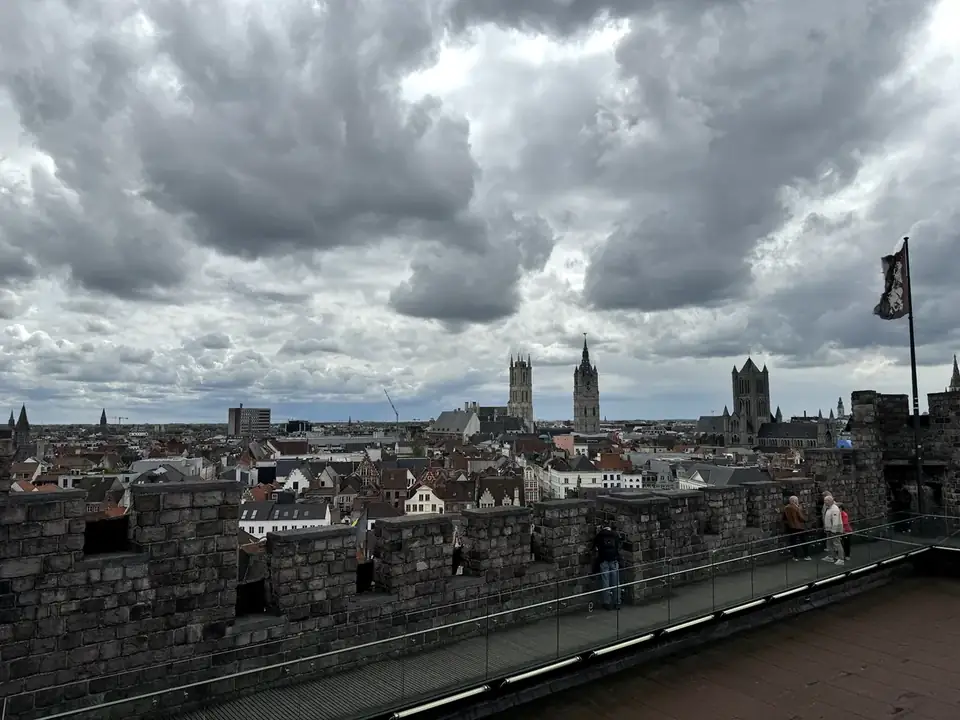 Foto uit 2024 met zicht op de torens van Gent vanaf het Gravensteen