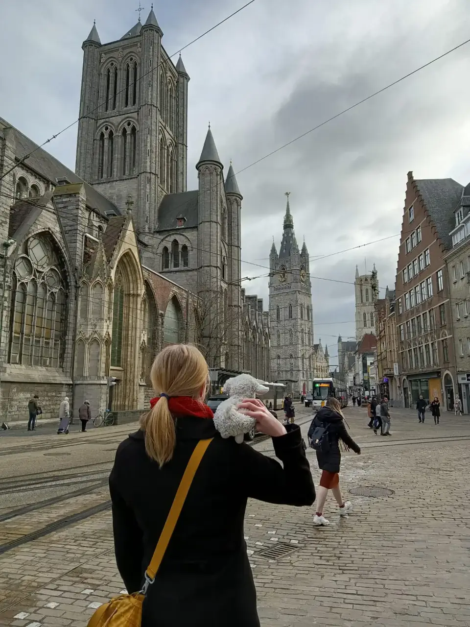 Eigen straatfoto in Gent met links de Sint-Niklaaskerk, centraal het Belfort en rechts op de achtergrond de Sint-Baafskathedraal