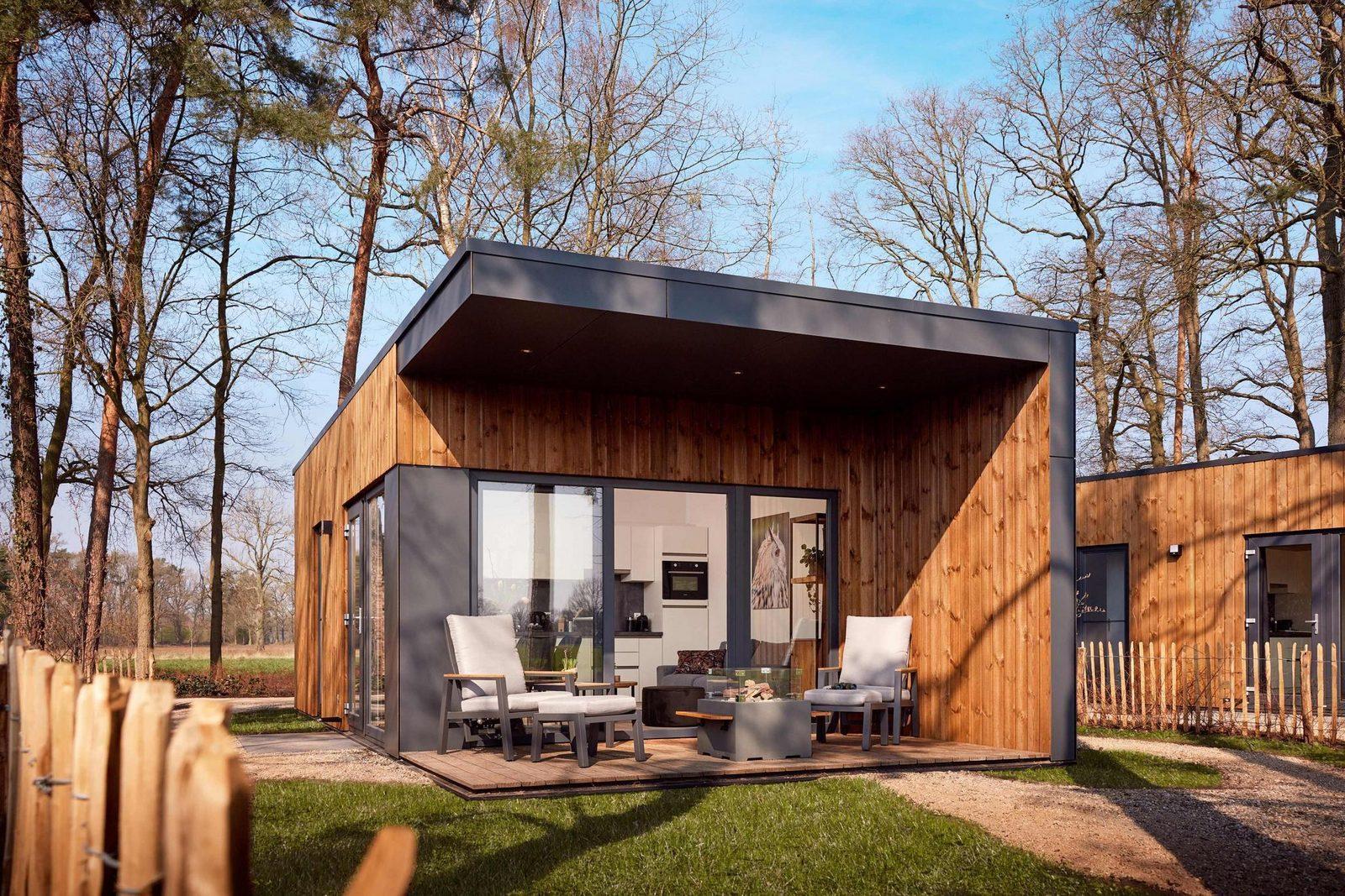 De houten vakantievilla met terras