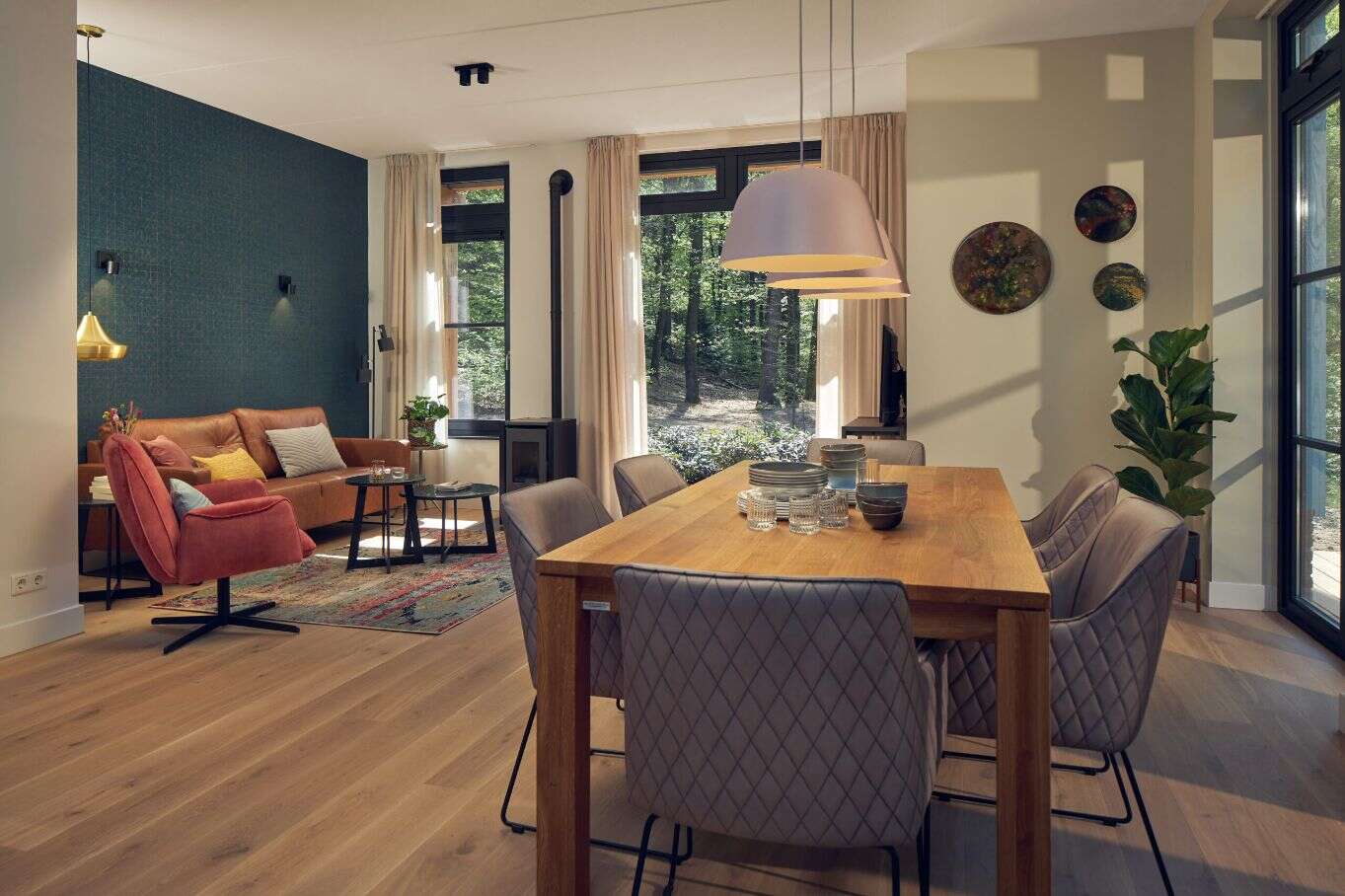 Ruime living en eethoek van de Arcadië Lodge