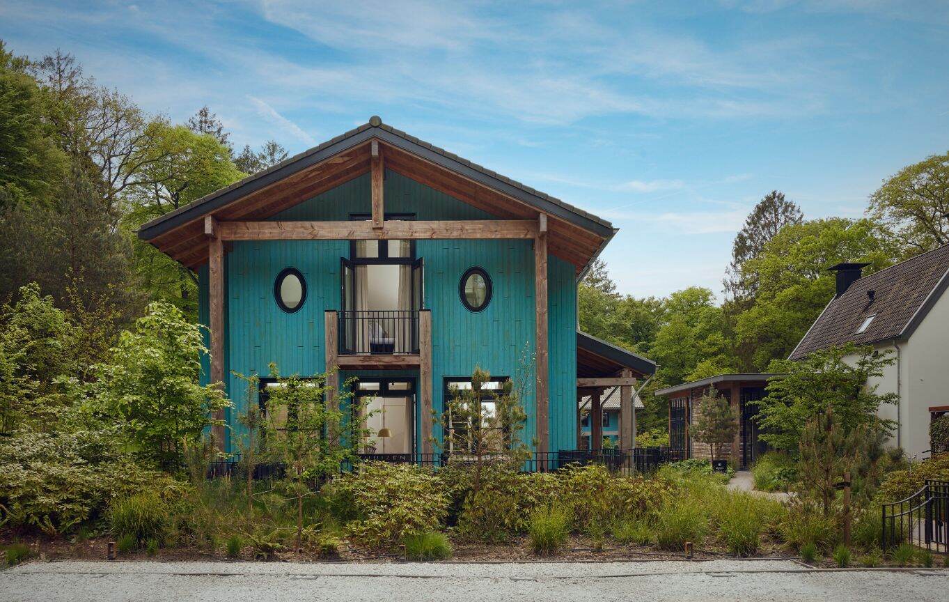 Cascade Lodge van Hotel Beekhuizen tussen het groen van Landgoed Beekhuizen