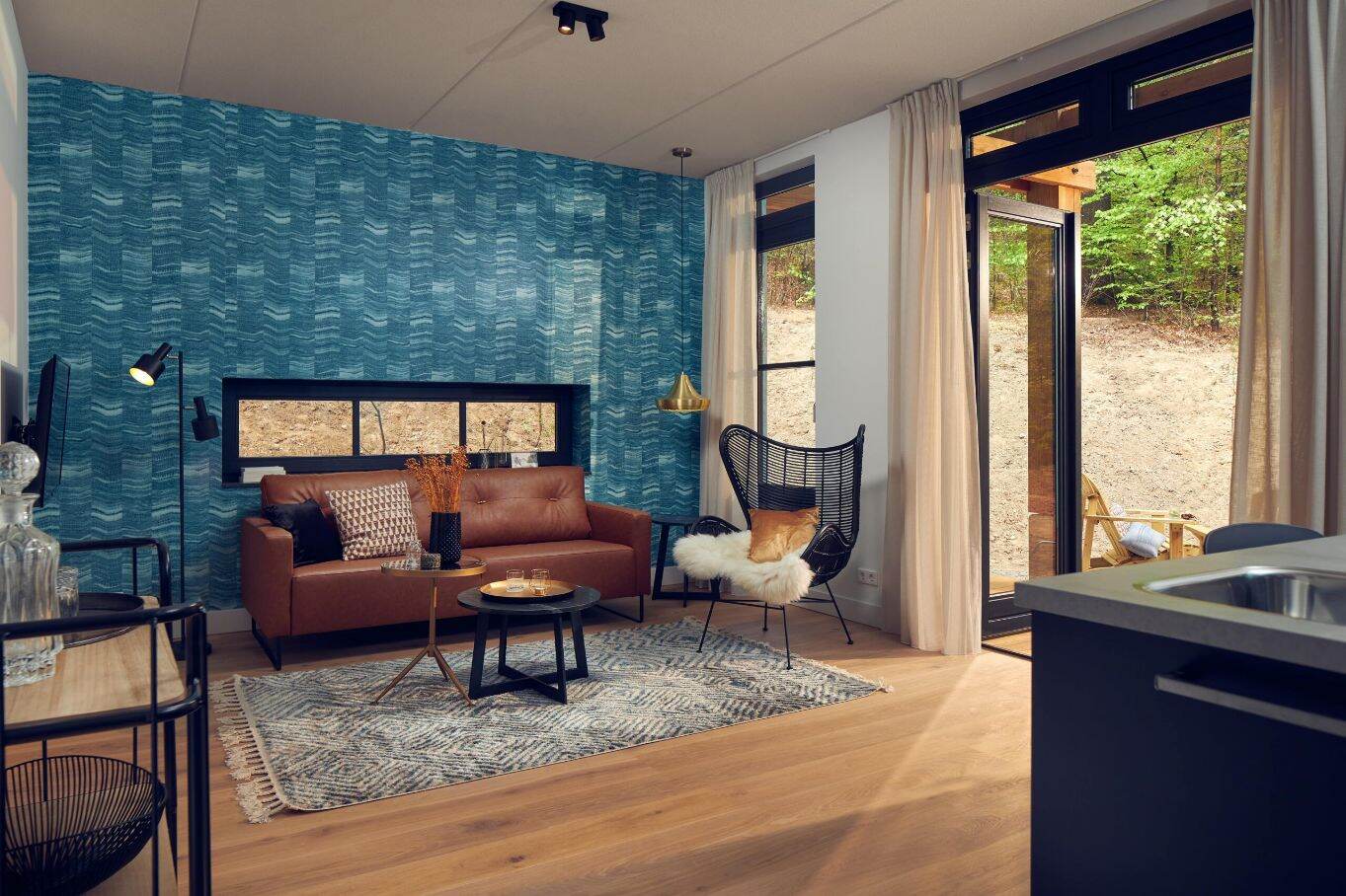 Suite van Hotel Beekhuizen met zithoek en zicht op het groen