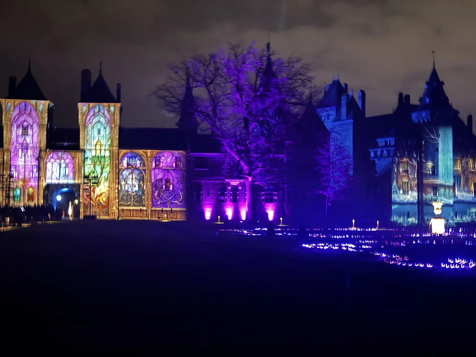 Kasteel de Haar met kleurrijke videomapping tijdens De Lumineuze Nachten