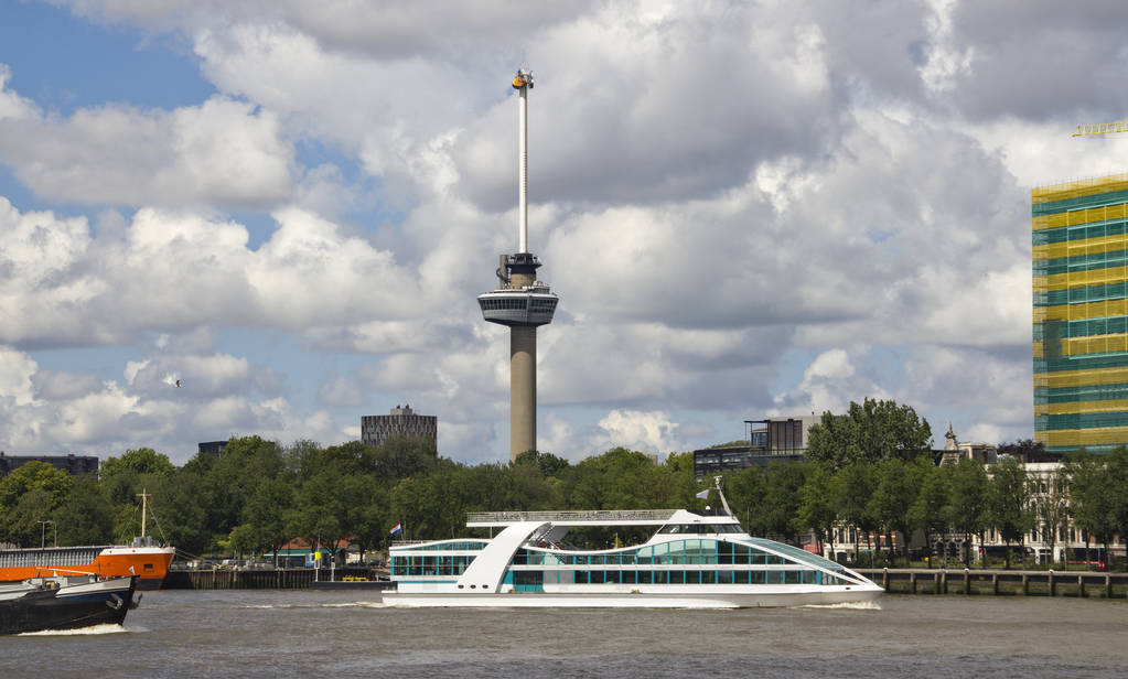 Rondvaartboot op de Nieuwe Maas met de Euromast in de verte