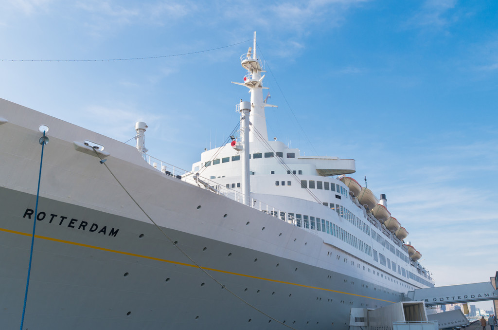 Het schip ss Rotterdam aan de kade in Rotterdam